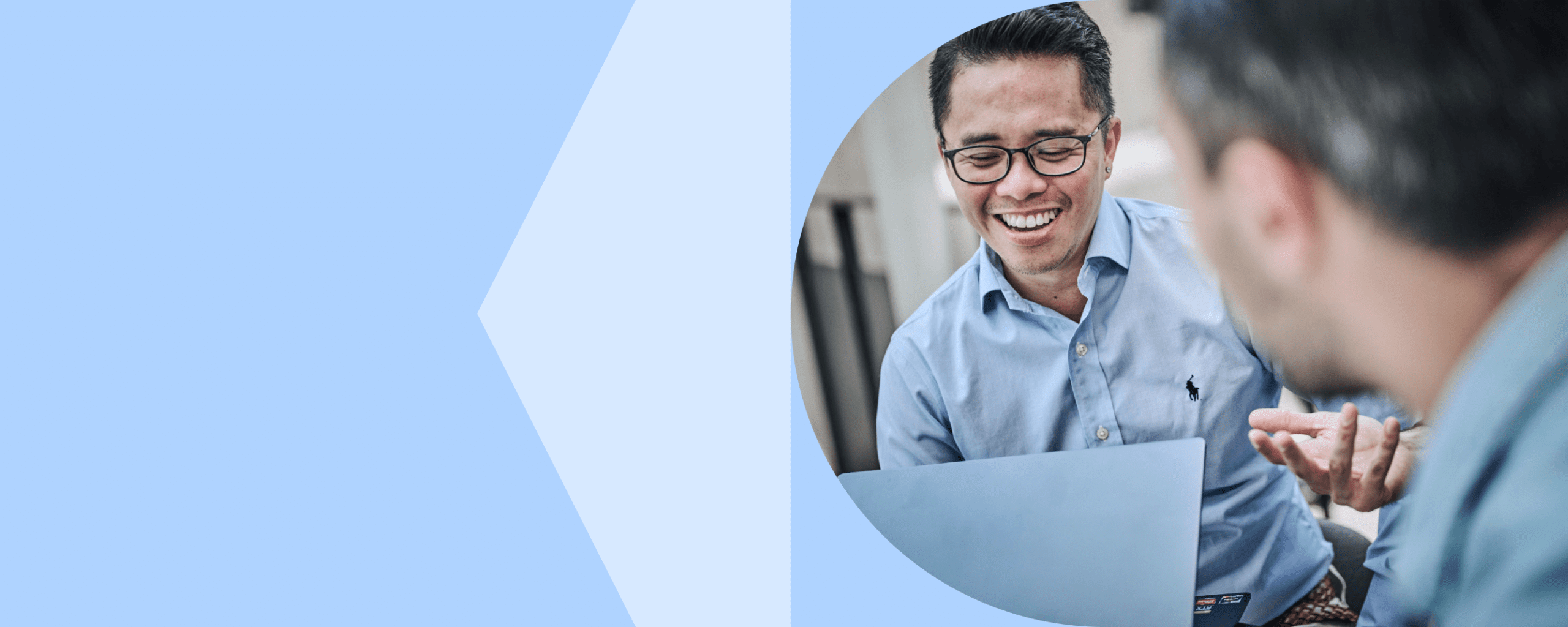 Marketing-Kollegen arbeiten gemeinsam an Markenaufgaben mit Papirfly's Plattform